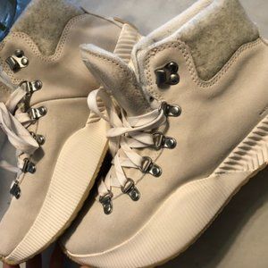 Sorel Out 'N About Conquest III - Women's Size 9 - Like New!